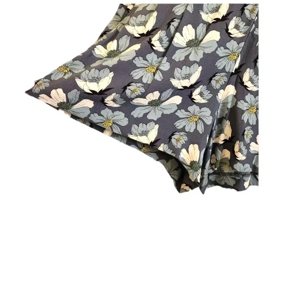 LOFT Outlet Pleated Soft Shorts in Blue Florals Size 0 — SO PRETTY!!! - Picture 4 of 11